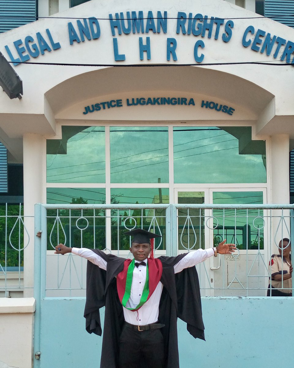 abdulnondo2's tweet image. Napenda kutoa shukrani kwa Mungu,wazazi ,ndugu jamaa na marafiki,@THRDCOALITION na @humanrightstz, mawakili wangu,uongozi wa chuo.Hatimaye nimetunukiwa shahada yangu ,tuliapishwa kutumia degree zetu kwa maslahi ya umma. Hakika Mapambano ndio yameanza rasmi sasa,shukrani wote