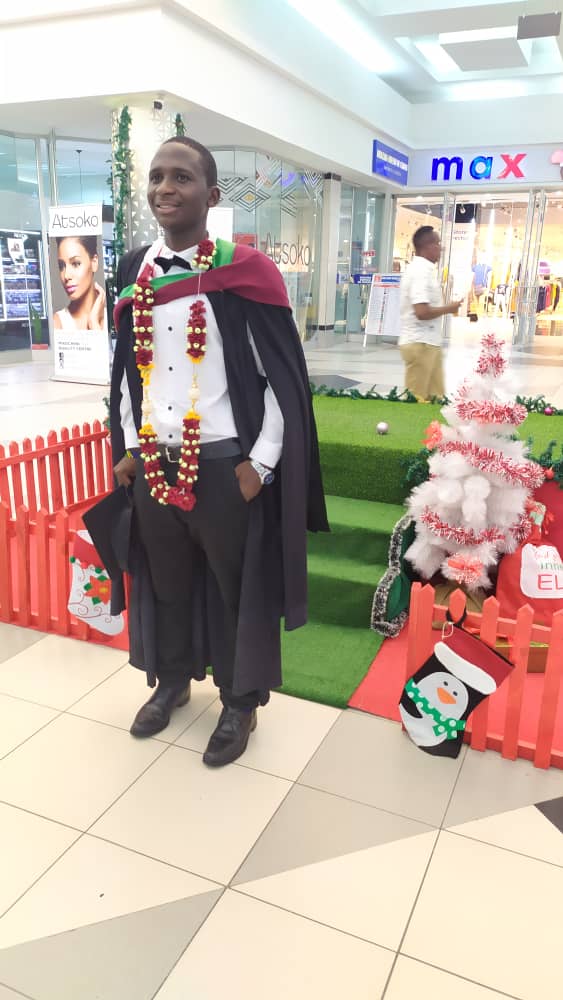 abdulnondo2's tweet image. Napenda kutoa shukrani kwa Mungu,wazazi ,ndugu jamaa na marafiki,@THRDCOALITION na @humanrightstz, mawakili wangu,uongozi wa chuo.Hatimaye nimetunukiwa shahada yangu ,tuliapishwa kutumia degree zetu kwa maslahi ya umma. Hakika Mapambano ndio yameanza rasmi sasa,shukrani wote