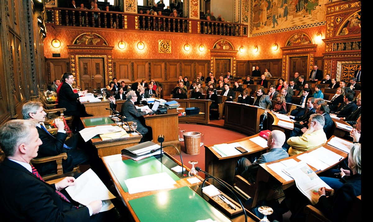 #Stimmrecht16
Bravo! Der #GrosserRatBS hat gestern das Stimm- und Wahlrecht 16 Jahren mit 51:43 angenommen und die Regierung des Kantons beauftragt, einen entsprechende Vorlage auszuarbeiten.
grosserrat.bs.ch/dokumente/1003…