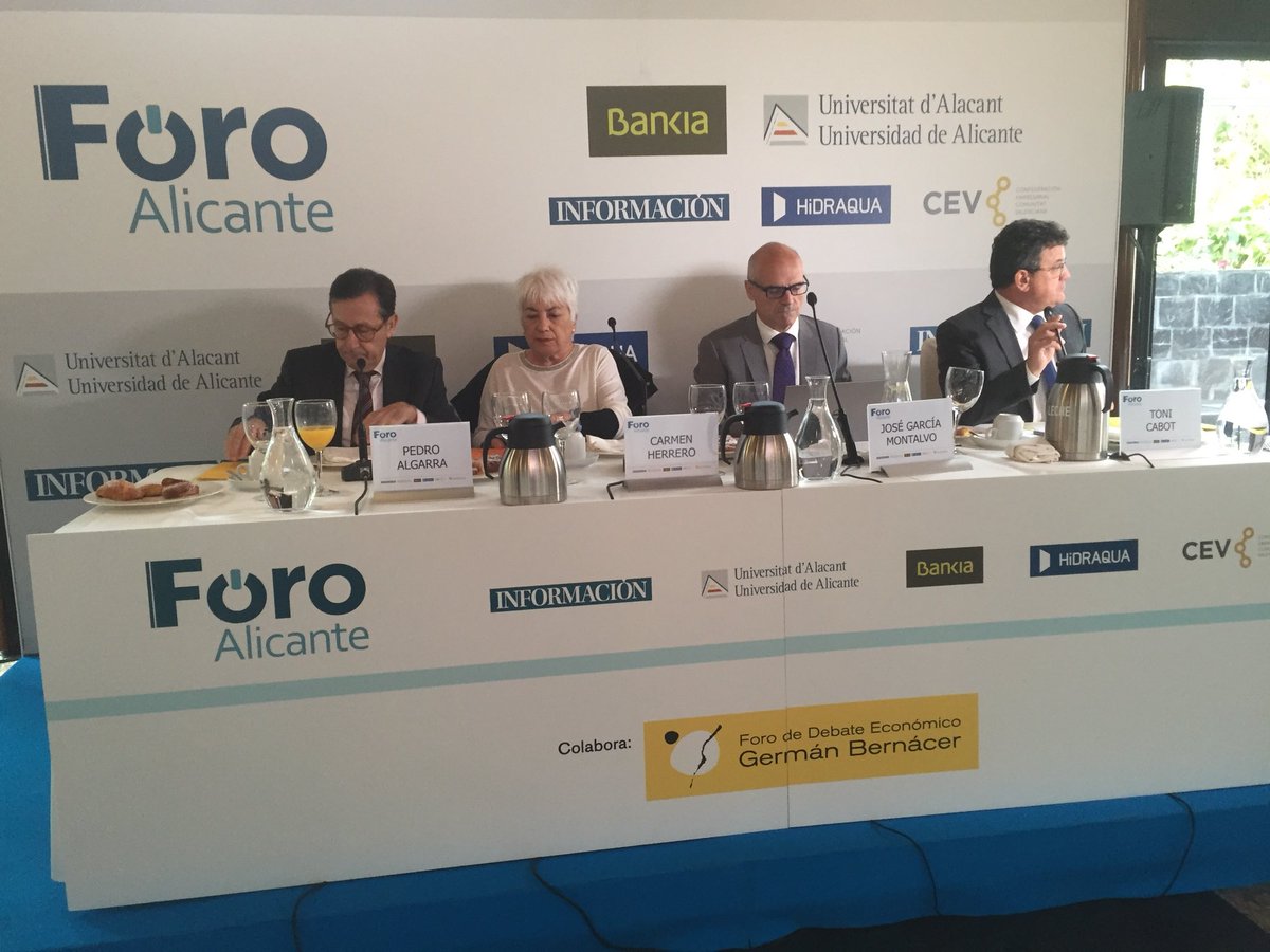 A punto de comenzar la conferencia del Premio Jaume I de Exonomia 2019, José García Montalvo, en el Foro Alicante, en la que va a  analizar los retos de la economía y el Big Data en la era de las «fake news»