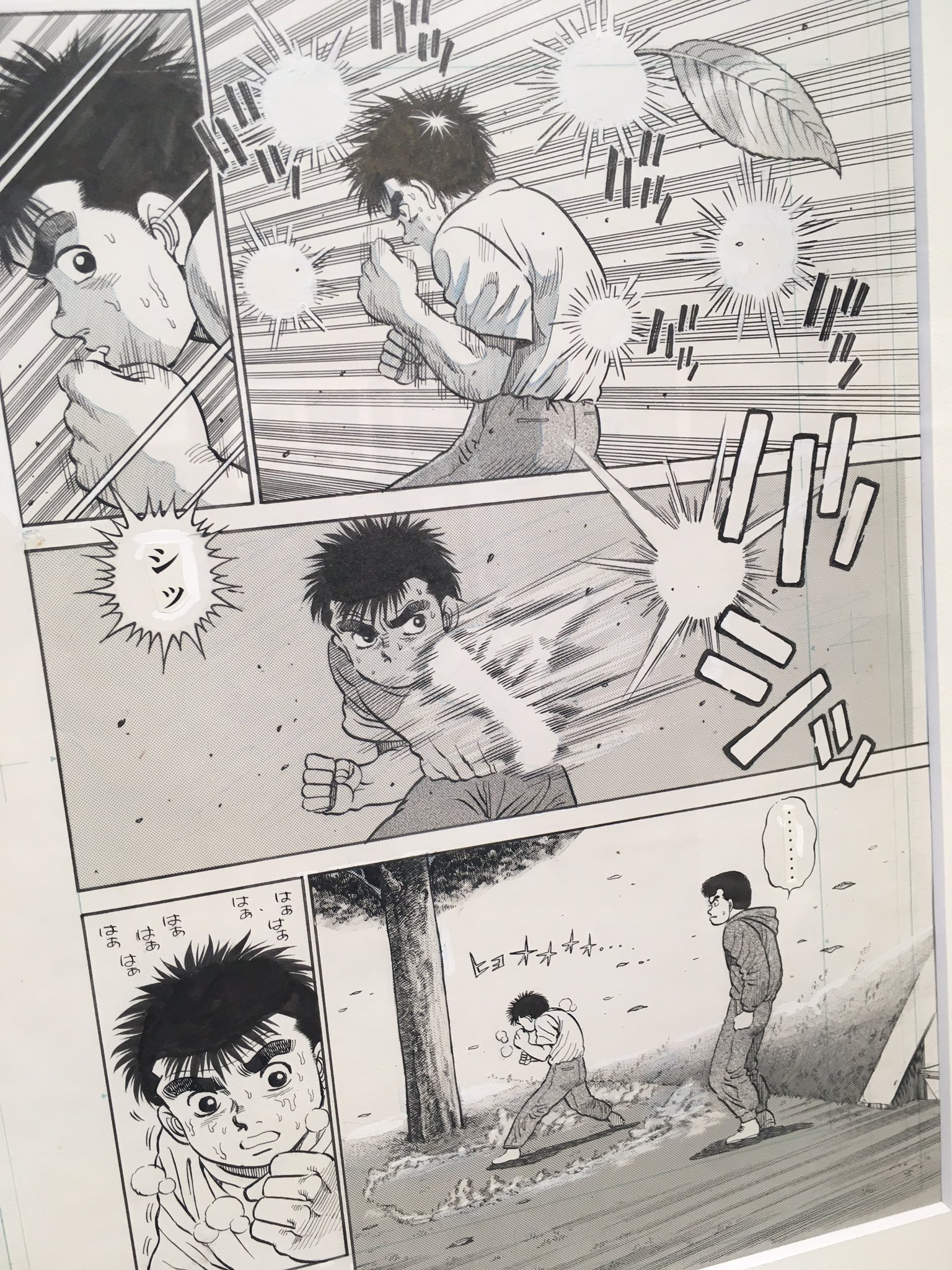ニカイドウレンジ はじめの一歩はアクションの漫画表現として最強だと思ってるんだけど 例えばこの効果音とか最高じゃないですか 文字の形自体が集中線みたいな効果をだしつつ またこれはボクサーが音を置いて前に出てるって表現でスピード感の演出にも