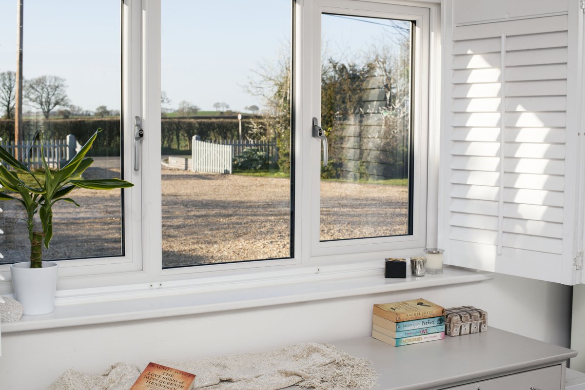 GlazeriteLtd's tweet image. Our range of uPVC windows is available in a fantastic selection of colours, from timeless White to striking steel blue, there's a shade to suit everyone. @VEKA_plc ow.ly/dKDJ50xeFmj