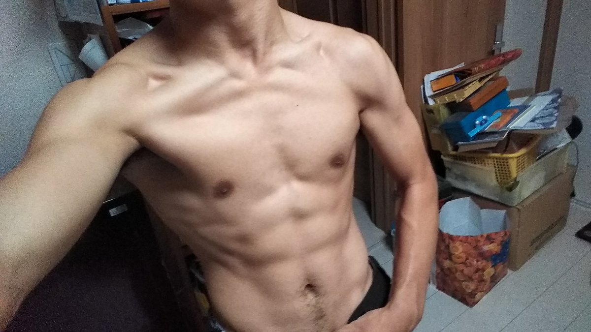 夏が終わり
体を見せる機会も減り
筋トレをサボり
この垢の使用頻度も激減したこと
深く反省し、鍛えあげ治します
とりあえず現状を貼ってきます
#筋トレ #目指せ腹筋板チョコバレンタイン