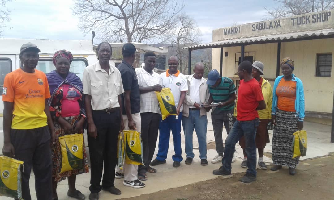 apt_zimbabwe's tweet photo. Excited that @ZRBF #MELANA partner #BuntuFoods is expanding its sorghum contracting scheme w 100 new fmrs in Umzingwane. In addition 2 expansion in Umguza w   235 second yr fmrs. Farmers seen here recving preferred  "shirikure" variety. @DFID_UK @euinzim @SwedeninZW @WHHZimbabwe https://t.co/YQ7cG2ZcnA