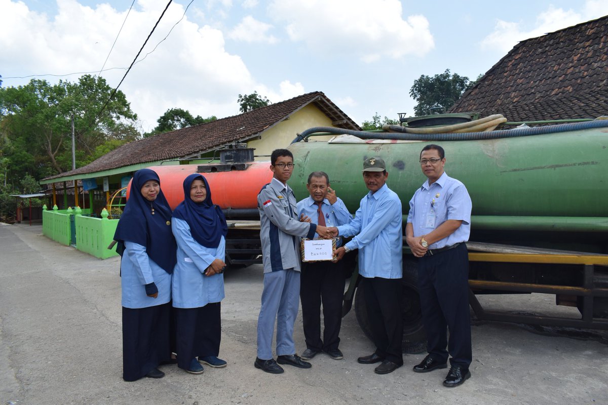 PojokBadu's tweet photo. Pada hari Selasa, 19 November 2019 telah dilaksanakan bakti sosial berupa bantuan air bersih kepada warga Lemahbang RT.25, Kadiwung, Mangunan, Dlingo
#PojokBadu #Utpala #SMANegeri2Banguntapan #Badu https://t.co/yq0WLlClyi