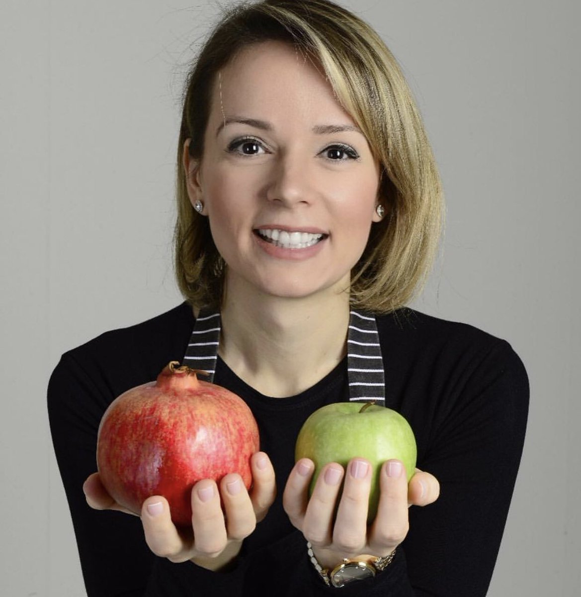 celapprity's tweet image. Aslıhan Kaya bütünsel ve fonksiyonel beslenme, eliminasyon diyeti, bağışıklık sistemini güçlendirme ve diğer konularda merak ettiklerinizi cevaplamak için Celapprity’de! Kendisiyle uygulamamız üzerinden iletişime geçebilirsiniz. 
celapp.app.link/BbtmHjReN1