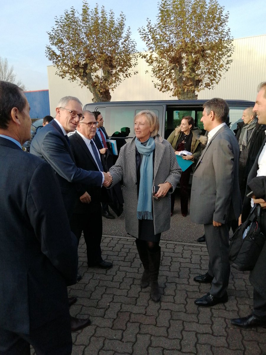apfentreprises's tweet photo. #InclusiveTour | Les acteurs politiques à la rencontre des travailleurs en situation de #handicap
Visite de @s_cluzel à @apfentreprises EA d' @illgraff spécialisée en électronique de pointe, en présence du maire et de la préfecture. #SEEPH2019 https://t.co/2YOXZuMxTL
