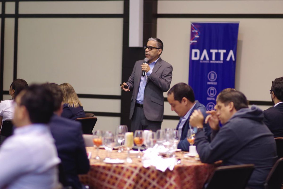 DattaEC's tweet photo. Zapata: Las tecnologías duras que acompañan el cambio en logística son: 

✔️ Blockchain 
✔️ Robótica colaborativa
✔️ Sensores
✔️ Localización en tiempo real

#DattaTalks https://t.co/lWlnuXl0SV