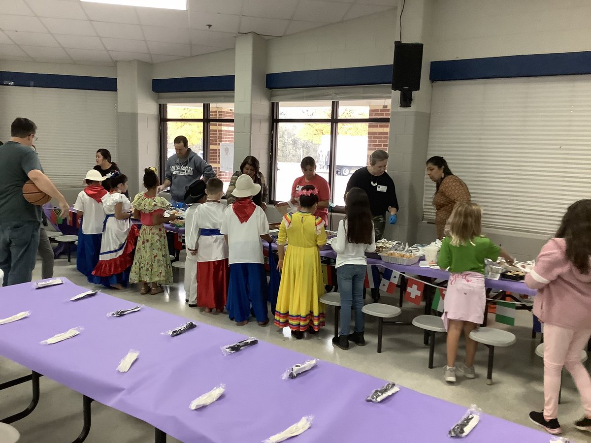 Awilkdce's tweet photo. Let the โFeasting Begin!โ @DCEtrailblazers 3rd Grade! @Rifath_Razz @Rmanross_7 @lamarday14 @dchajimenez #dcedli https://t.co/XFuq3pdkhd
