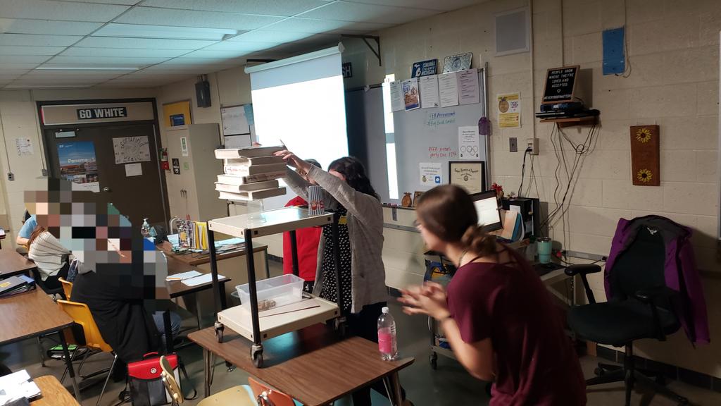 BuddyMcKendree's tweet photo. @CANRatMSU @MSUCSUS @MITeachAg #AFNREMethods preservice teacher @NellieDeClerg (Janelle DeClerg) teaches about stress and loads at @Corunna_HS with Ms. @4BushCorunnaFFA 2nd block physics students. #TeachAg https://t.co/xvFy9nIe8R