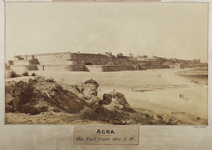 Photograph of the Fort at Agra by Samuel Bourne in about 1850. 

From: Vamuseum