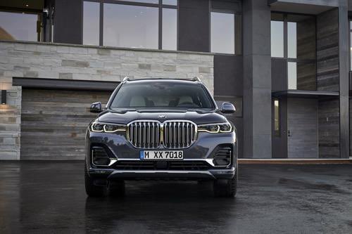 YTimesMotoring's tweet image. In for a grilling...

Mercedes goes head to head with BMW to see who can produce the largest grille. 
 
It’s close but the new Mercedes-Maybach GLS might just be the winner.