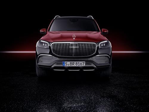 YTimesMotoring's tweet image. In for a grilling...

Mercedes goes head to head with BMW to see who can produce the largest grille. 
 
It’s close but the new Mercedes-Maybach GLS might just be the winner.