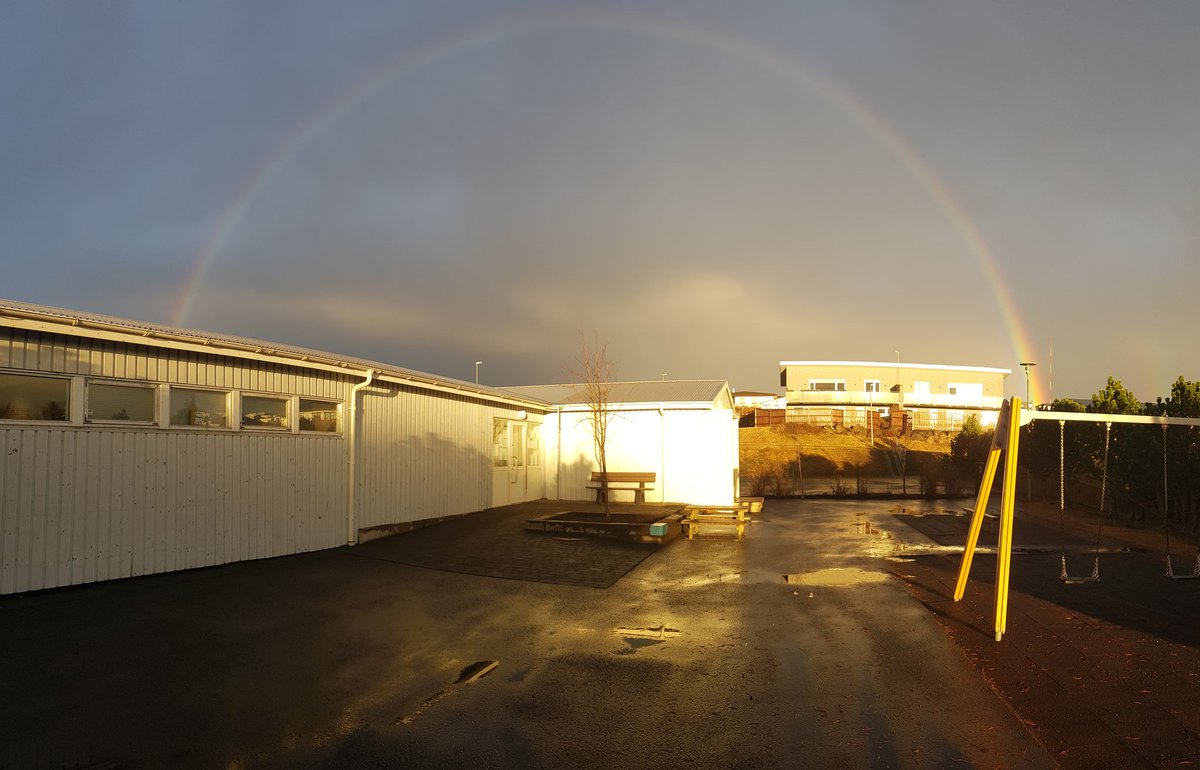 Dagur 4 í #12dagatwitter 

Regnboginn lét sjá sig á skipulagsdegi hjá okkur í leikskólanum. Yndislegur vinnustaður með frábæru samstarfsfólki 
#menntaspjall