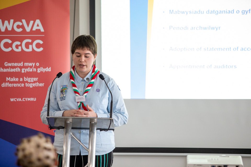 WCVACymru's tweet photo. Mae @SunshineMedi o @GuidingCymru yn siarad iddyn ni am sut mae gwirfoddoli trwy'r iaith Gymraeg yn darparu cyfleoedd gwych 🏴󠁧󠁢󠁷󠁬󠁳󠁿 'rydym ni am ysbrydoli a galluogi merched i siarad a meddwl yn Gymraeg' #WCVAAGM https://t.co/pIVPPIpkkk
