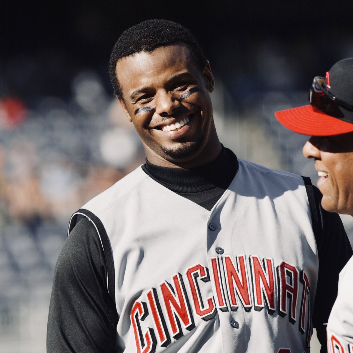 BRWalkoff's tweet photo. The Kid turns 50 years old today

🎈 Made his debut 30 years ago, at 19 years old
🎈 One of three players with 500 HRs and 10 Gold Gloves
🎈 First No. 1 pick to be inducted into Hall of Fame

Happy birthday, Ken Griffey Jr. https://t.co/PgeXoUcH22