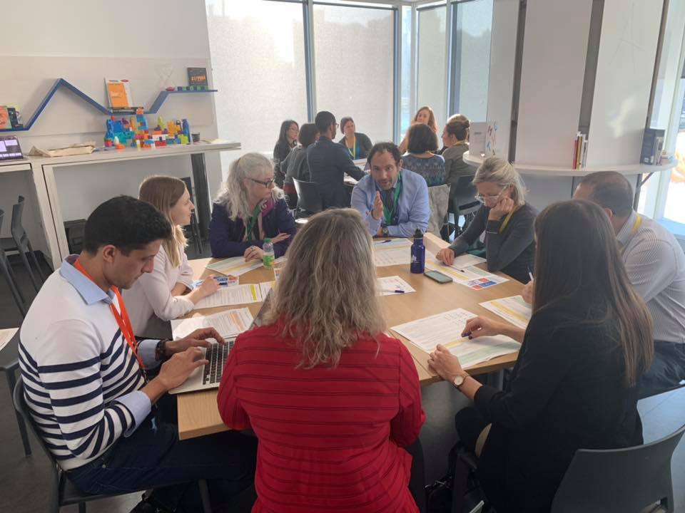 EiasSaih's tweet photo. Les participants sont amenés à réfléchir sur les 5 dimensions de #InnovationResponsable en #santé telles que développées par le programme de recherche 
@hinnovic
  : santé des populations, système de santé, considération économique, entreprise, environnement. #InnoveActionCHUM https://t.co/h9cfp5hplU