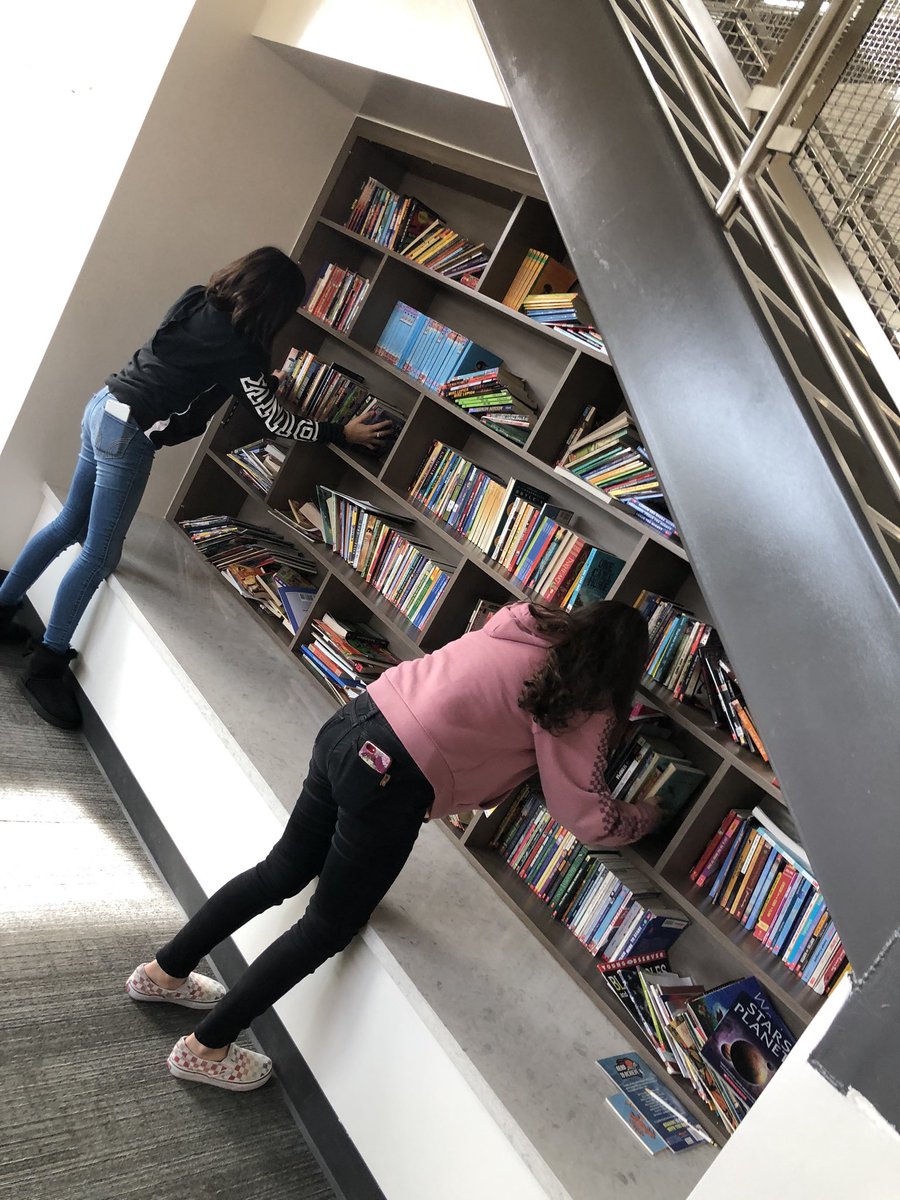 RaveAboutELA's tweet image. I caught some REMARKABLE Razorbacks taking pride in their Reading Nook @RobersonSpring #DefinitelyNotAverage #iTeachELA