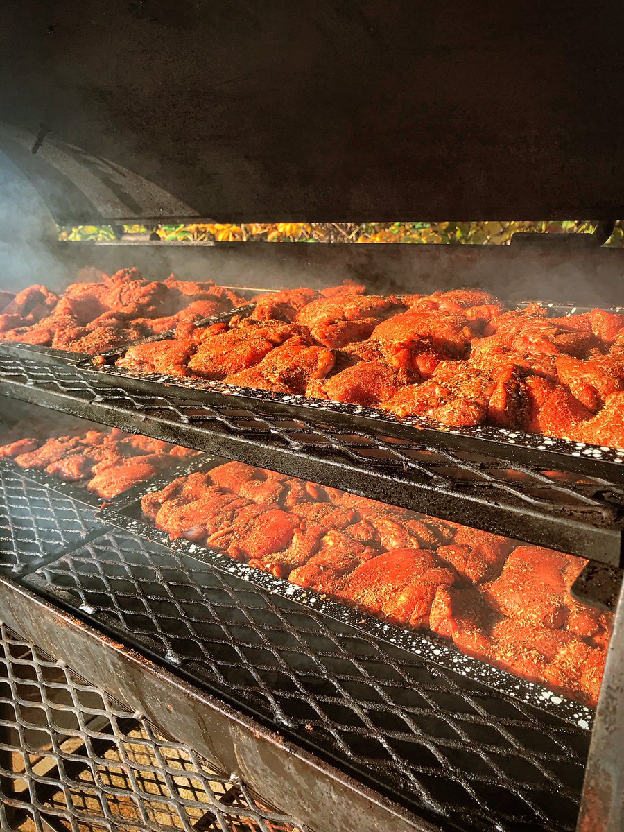 StruisInfo's tweet photo. BBQ pulled chicken! ๐
Vers uit onze Black Bastard smoker.
Hรฉรฉrlijk voor de lunch, op vers gebakken brood of een frisse salade. #smoker #blackbastard #pulledchicken #Lunchtime https://t.co/mOxom116rj