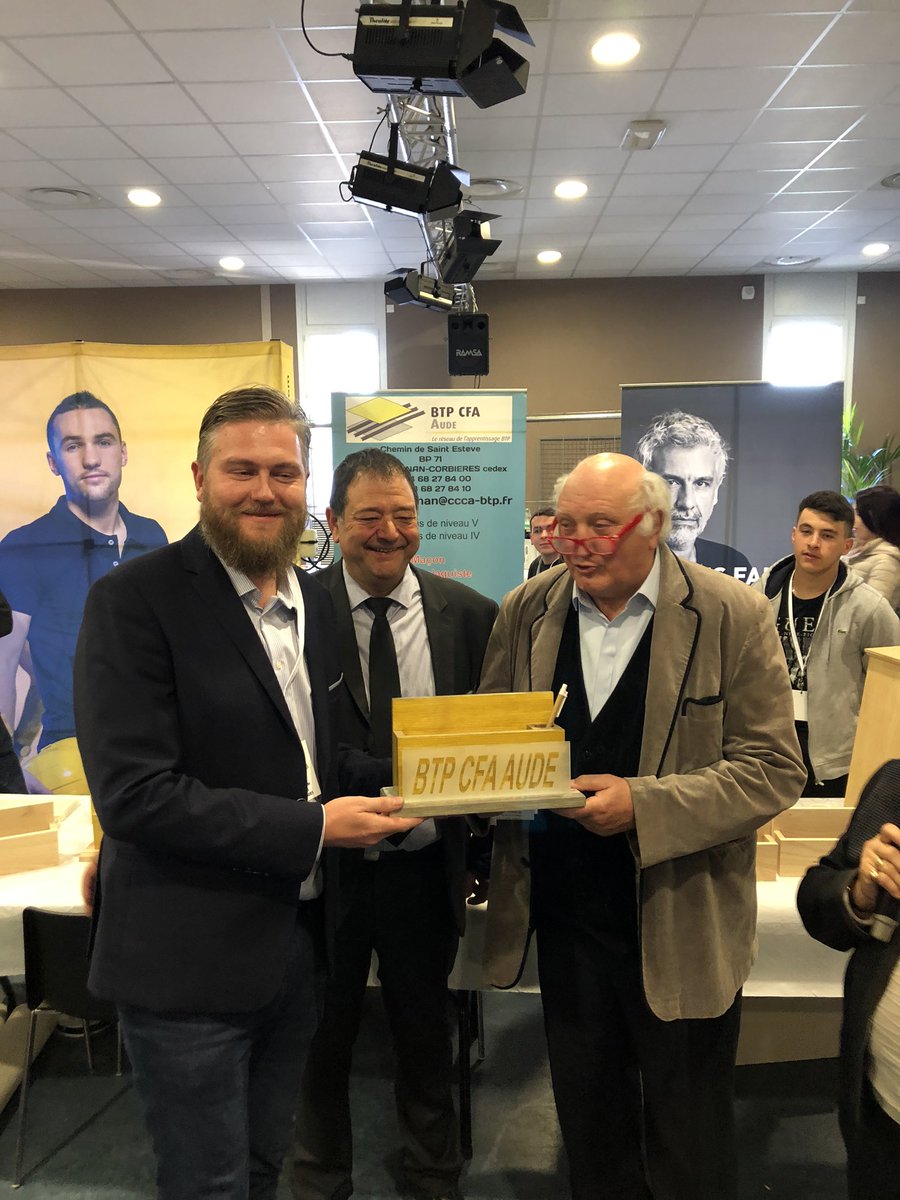 GillesRAZAT's tweet photo. #BTPCAAUDE au Forum des Métiers de Lézignan-Corbières : remise d’un trophée au Maire, Michel MAIQUE par le Directeur du #CFA, Franck VIDAL. #CCCABTP #Apprentissage https://t.co/c20fbb5fRz
