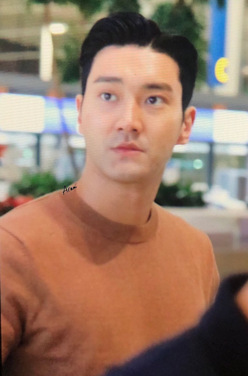 Aram_0407's tweet photo. 191121 #최시원 인천출발 #시원 #siwonchoi #siwon #choisiwon #崔始源 #슈퍼주니어    #superjunior    #SUPER_Clap    
@siwonchoi 오늘은 사원한 오랜지 주스🍊🥤 【Please don't remove my logo！Please give credit to the original author when you upload second】 https://t.co/KaPFa76eAp