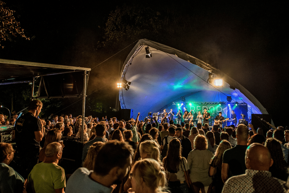 Schitterende optredens van allerlei bands maakten FM 2018 completer. Of je nu singer-songwriter bent of speelt in een rockband, het publiek is altijd groots. Jij ook op een podium Fabriek Magnifique op 10,11, 12 juli 2020? Geniet mee en registreer je via fabriekmagnifique.nl