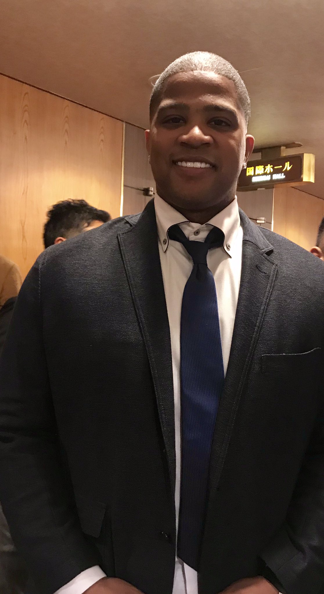 スポニチ ドラゴンズ愛 ビシエド選手は外国人選手では異例の球団納会に参加 参加できてとても嬉しい と喜んでました ファンフェスタも参加するとか スーツ姿が決まってるね ドラ番記者 中日ドラゴンズ ビシエド T Co Oxeagqfrib