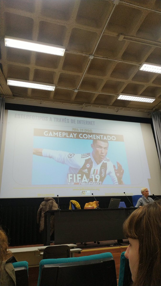 Juuli_Aits's tweet photo. Comentando los roles de género en los videojuegos. Hombres, competencia, autonomía, violencia ... #commujeres https://t.co/o90XD2SLX3