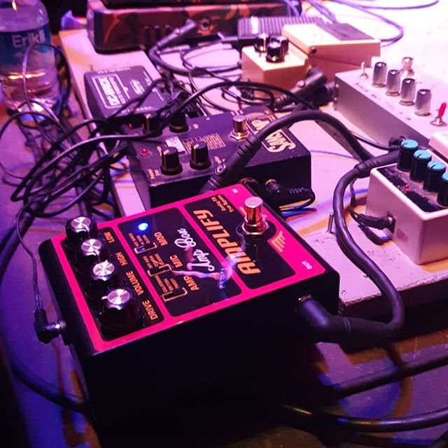 AmplifyPedals's tweet photo. Amplify Pedals Amp Box @645KK_Alsancak  sahnesinde.
Suat Vergili'ye gönülden teşekkür ederiz! 🎸🎵🔥😍 https://t.co/XLcygo0ogc