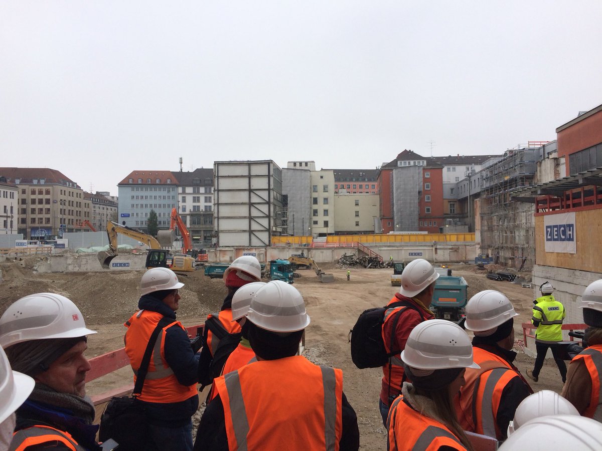 Blick für die #sz in die Grube mitten in der Stadt: Eine Baustellenbesichtigung am Hauptbahnhof, wo eine neue Station der 2. Stammstrecke entsteht! #Muenchen #sbahn #stammstrecke
