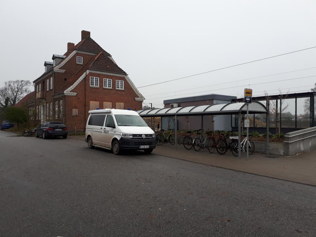 Den mobile politistation holder i dag og indtil kl. 1400 på togstationen i Nørre Aaby . #politidk https://t.co/y1TpHzJrzc