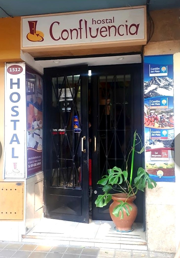 confluhostal's tweet photo. Desde la entrada de nuestro hostal,  🛎 parten en moto hacia el norte argentino para seguir su camino. Su recorrida empieza y termina en Brasil, pero antes descubrieron Argentina 🇦🇷 de sur a norte. Agradecemos que nos hayan elegido para su estancia en #mendoza. Buen viaje!! 🛵 💪 https://t.co/2rciGuRbdM