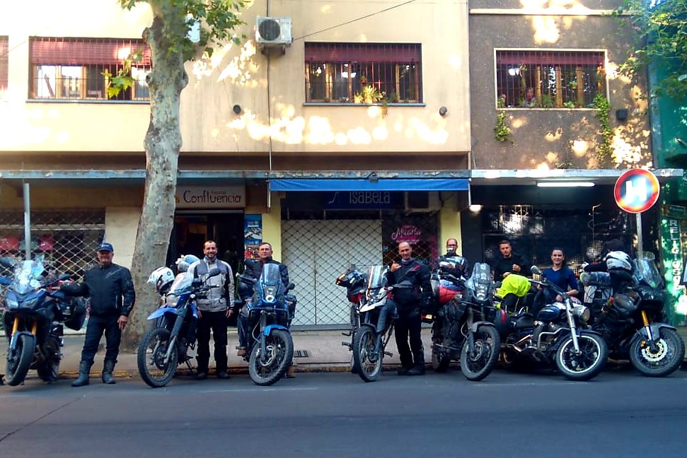 confluhostal's tweet photo. Desde la entrada de nuestro hostal,  🛎 parten en moto hacia el norte argentino para seguir su camino. Su recorrida empieza y termina en Brasil, pero antes descubrieron Argentina 🇦🇷 de sur a norte. Agradecemos que nos hayan elegido para su estancia en #mendoza. Buen viaje!! 🛵 💪 https://t.co/2rciGuRbdM