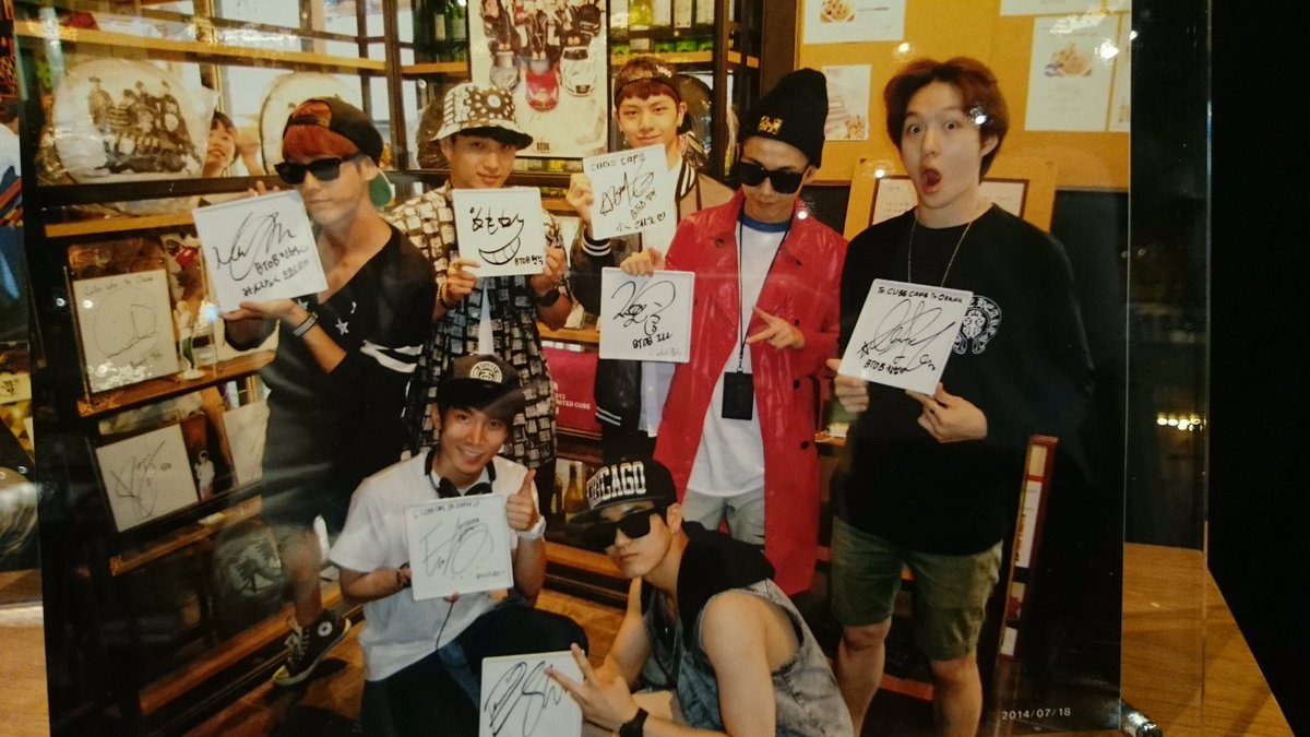 btobms_rie's tweet photo. 写真やポスターも沢山飾ってあって
ビトビちゃん達と同じ席に座って
キャ〜〜っておチビさんとなってたなぁ🥰
店員さんも凄く優しくて、色んなお話
聞かせてくれたよ💙
#BTOB #비투비 #CUBECAFE https://t.co/QN3gPwfsNX