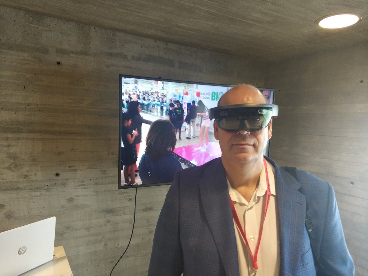 BaltaFM's tweet photo. Molan mucho las demos de #1SeriousGameExperience hay #AR  #VR #scaperooms y puedes probar nuestro juego Conectado de #cyberbullying y el de #educacionenigualdad desarrollados en @informaticaucm @morcalant https://t.co/l1z0Y8qEGr