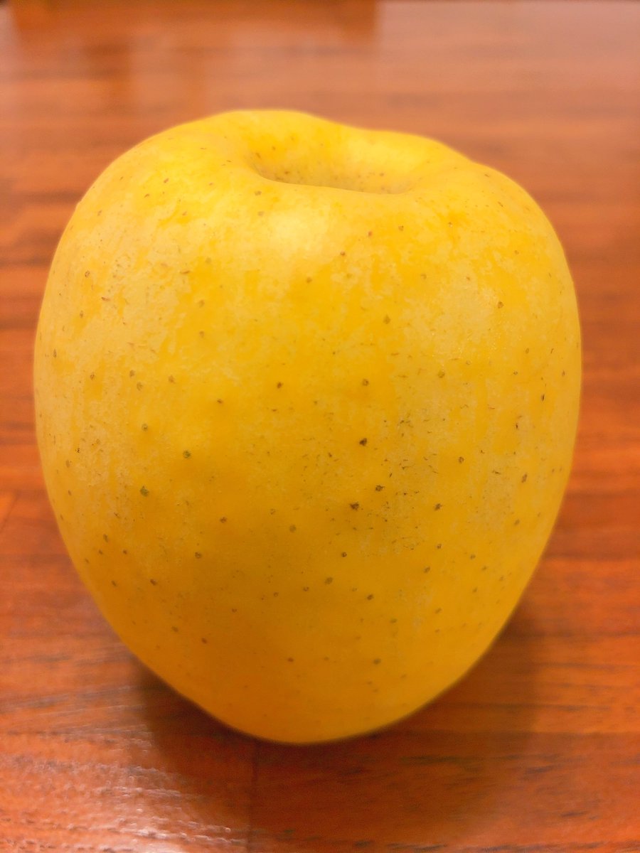 みなとのごちそう野菜 王鈴 おうれい 形が特徴的な王鈴 おうれい 肉質は硬いですがジューシー 酸味があまりなく 甘味が強いです 昔は作られていた品種だそうですが 形が特徴的で 流通用のパックが合わなかったことから 生産が増えなかった みなとのごちそう野菜 王鈴 おうれい 形が特徴的な王鈴 おうれい 肉質は硬いですがジューシー 酸味があまりなく 甘味が強いです 昔は作られていた品種だそうですが 形が特徴的で 流通用のパックが合わなかったことから 生産が増えなかった