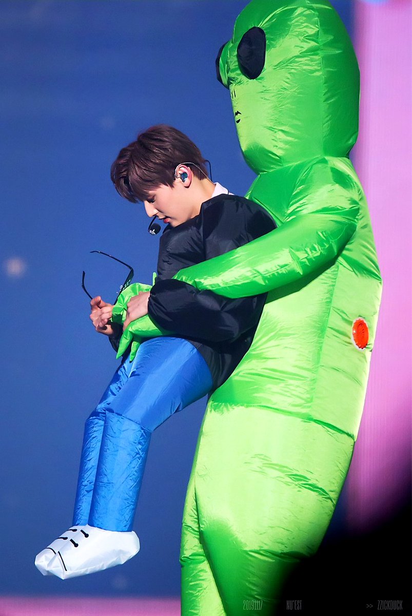 zzickduck's tweet photo. 191117 LOVE PAGE 뉴이스트 팬미팅

안 올리려고 했던 사진인데 •••••••••••••
👽••••••

#NUEST #뉴이스트
#황민현 #민현 #MINHYUN #HwangMinhyun #LOVEPAGE #러브페이지 https://t.co/6tlV1Z3fDm
