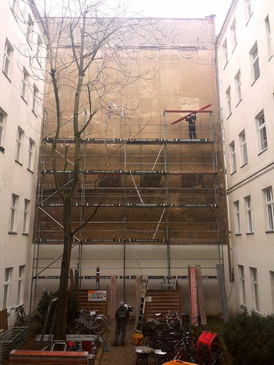 Nachdem unser Vermieter ein Gerüst an den Fassaden aufgestellt hatte, bekamen sie plötzlich Löcher und blaue Kringel. Was hat er jetzt wohl mit unserer Hinterwand vor? #Mietenwahnsinn #Neukölln #Körnerkiez #wirbleibenalle