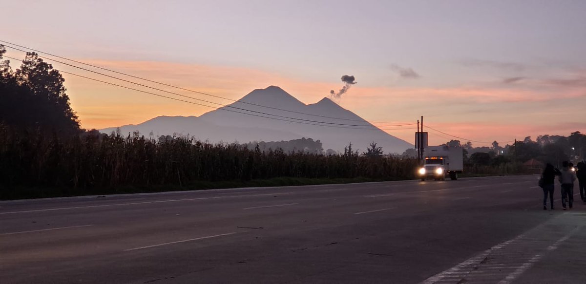 stereo100xela's tweet photo. #Lente100
Amanecer captado en el km 77.5, El Caman,Patzicia #Chimaltenango.
Foto @TOMEYVIND https://t.co/9wVhVwZiq2