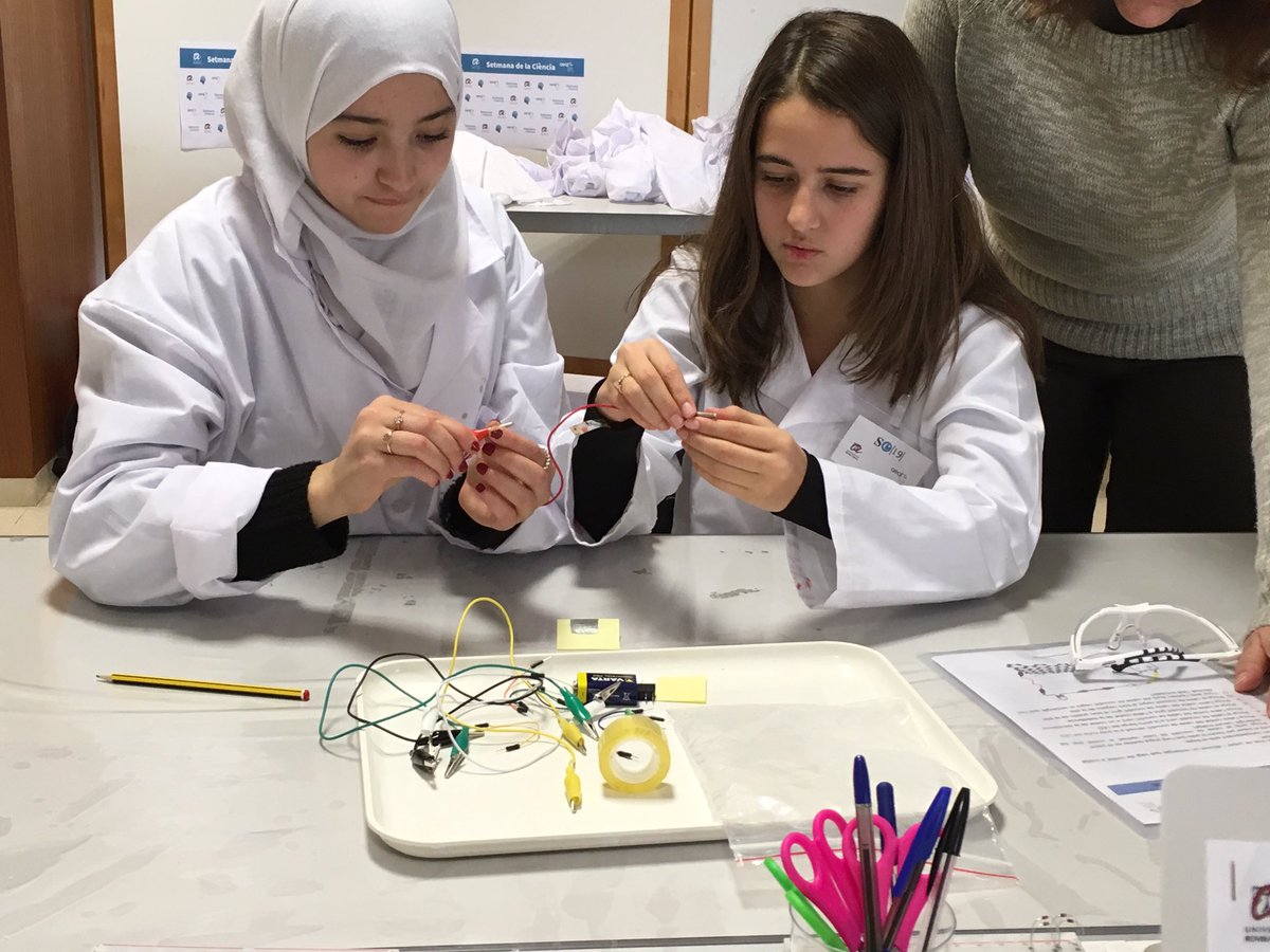 Ins_JosepTapiro's tweet photo. Avui els alumnes de 3r aprenen ciència fent experiments  a la URV #SC19 #ActitudSTEM @universitatURV @AliancaStem  @aeqtonline https://t.co/REB6tdPf2c