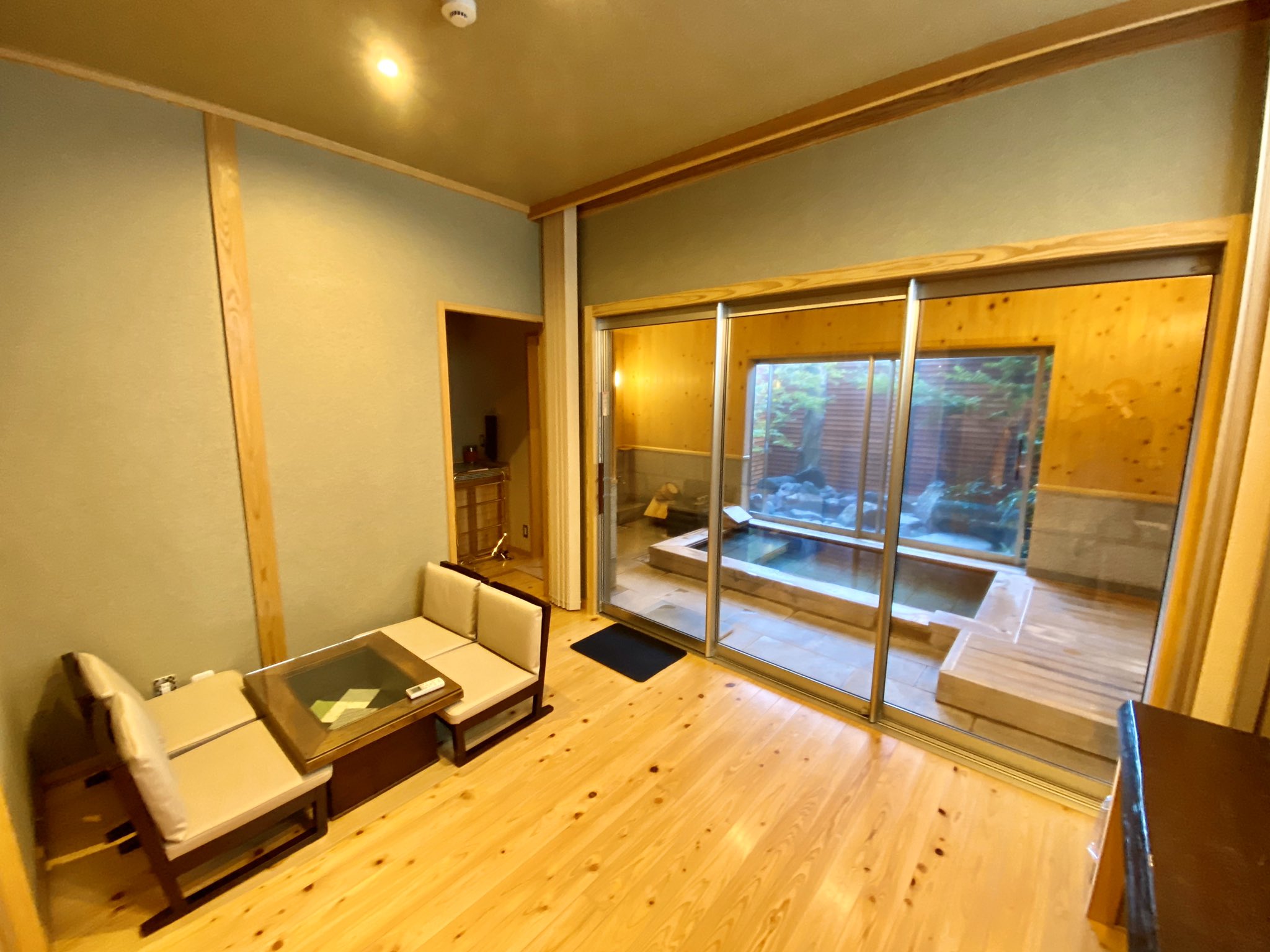 まつじ 別府で泊まった素泊まり専門の宿 心庵 がよかった 一番安い部屋でコレ キレイ どの部屋も超広くて離れの一軒家になっているから 周りを気にせず盛り上がれる 二階建てになってて 24時間いつでも好きな時間に1fの内湯と露天風呂に入れた