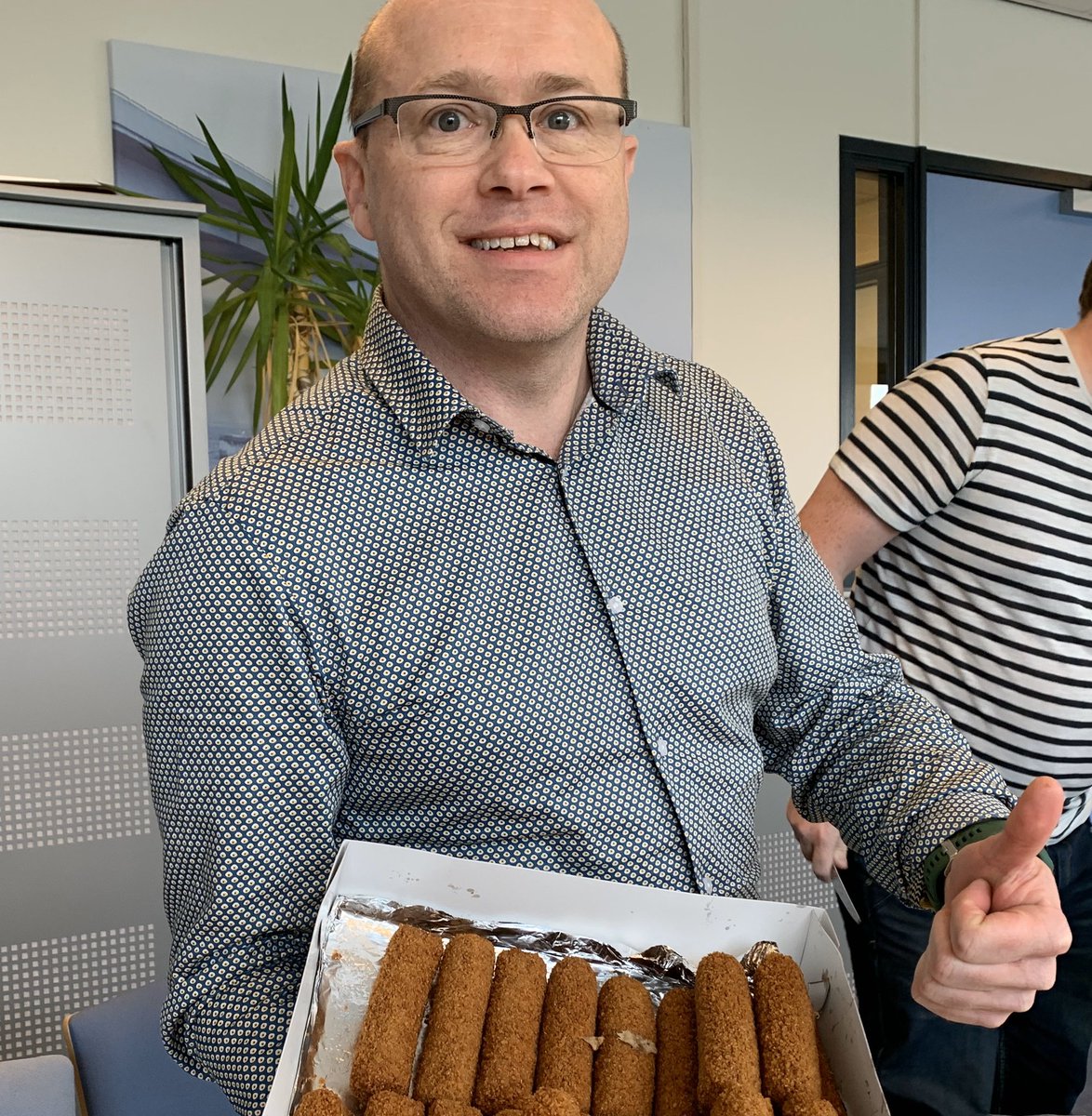 Vanmiddag werden we tijdens de lunch verrast door <a href="/steinfortschaap/">ArjenSteinfortSchaap</a> van <a href="/dotXSbv/">dotXS</a> met kroketten &amp; frikandellen voor onze FoodValley ICT Awards! Heerlijk, bedankt! 👌 #foodvalleyictawards