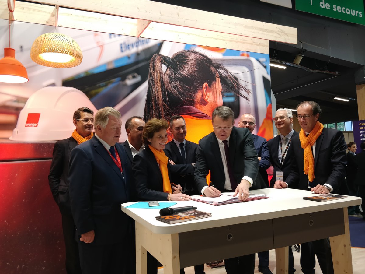 .<a href="/orange/">Orange</a> poursuit le déploiement de la #fibre #FttH sur ses fonds propres
<a href="/laurence_jdn/">Laurence Thouveny</a> Dir d'<a href="/OrangeIDF/">Orange Île-de-France</a> et <a href="/durovray/">François Durovray</a> Président <a href="/CDEssonne/">Département de l'Essonne</a> signent une convention de suivi sur le déploiement de la fibre pour 19 communes...
Et annonce 1 an d'avance sur l'objectif

#SMCL #SMCL2019