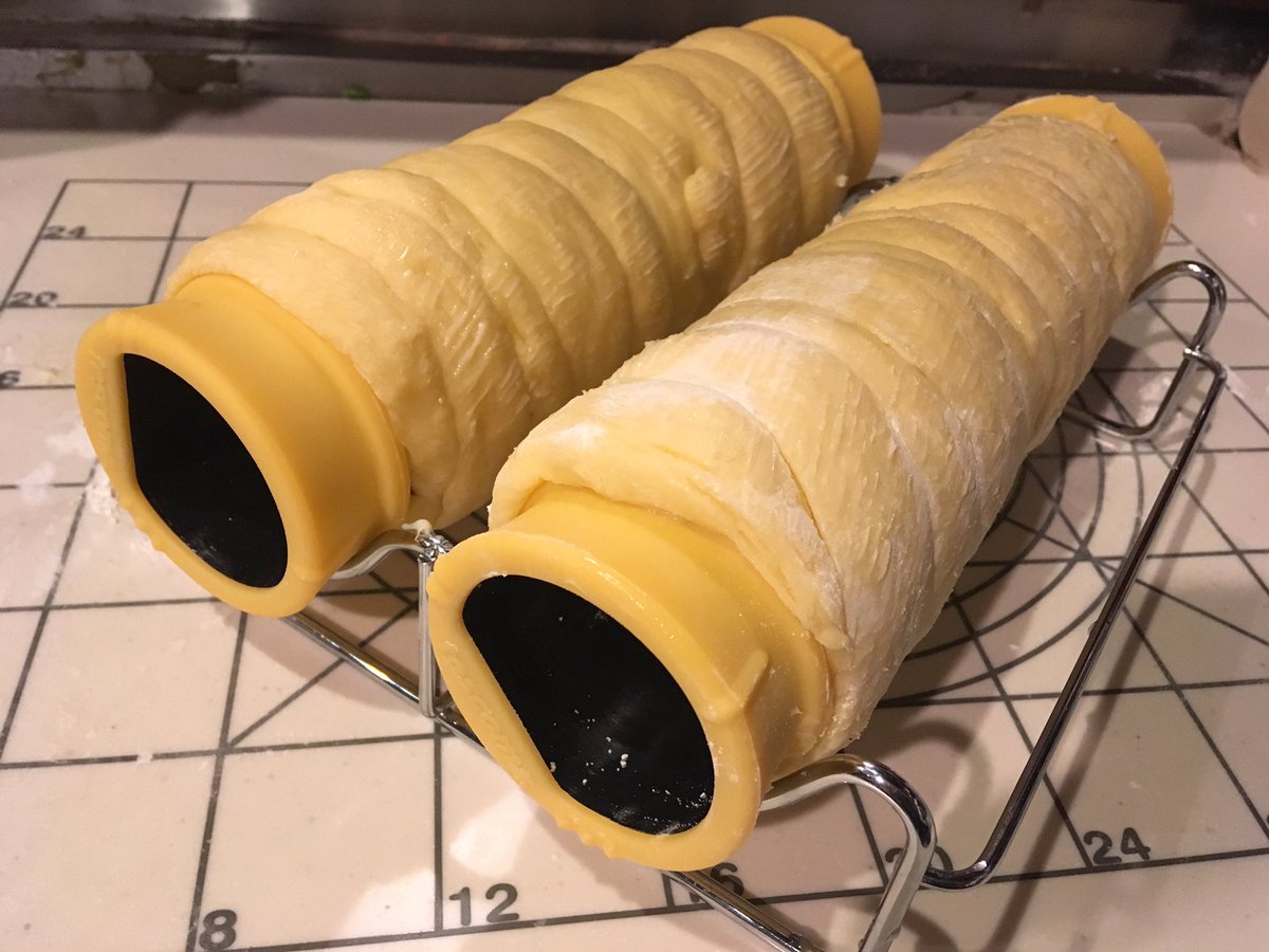 だあしゑんか裏 チェコで買ってきたトゥルデルニークメイカーを初めて使ってみました オーブンを使い分くらいですぐ焼けます 手探り状態でしたが なんとか形にはなったかな ふっくら さっくりとした食感で プラハのいいかげんな屋台のよりは美味しく だあしゑんか裏 チェコで買ってきたトゥルデルニークメイカーを初めて使ってみました オーブンを使い分くらいですぐ焼けます 手探り状態でしたが なんとか形にはなったかな ふっくら さっくりとした食感で プラハのいいかげんな屋台のよりは美味しく