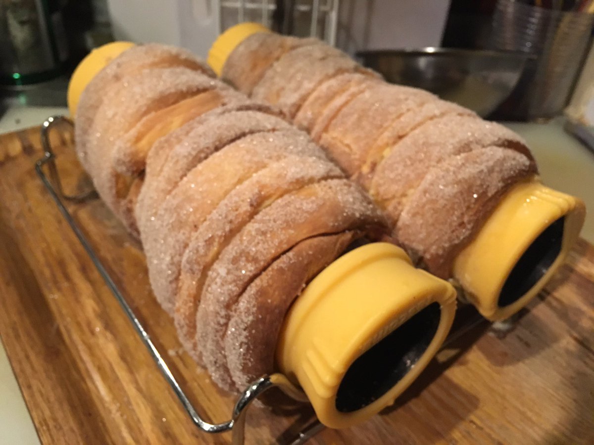 だあしゑんか裏 チェコで買ってきたトゥルデルニークメイカーを初めて使ってみました オーブンを使い分くらいですぐ焼けます 手探り状態でしたが なんとか形にはなったかな ふっくら さっくりとした食感で プラハのいいかげんな屋台のよりは美味しく だあしゑんか裏 チェコで買ってきたトゥルデルニークメイカーを初めて使ってみました オーブンを使い分くらいですぐ焼けます 手探り状態でしたが なんとか形にはなったかな ふっくら さっくりとした食感で プラハのいいかげんな屋台のよりは美味しく