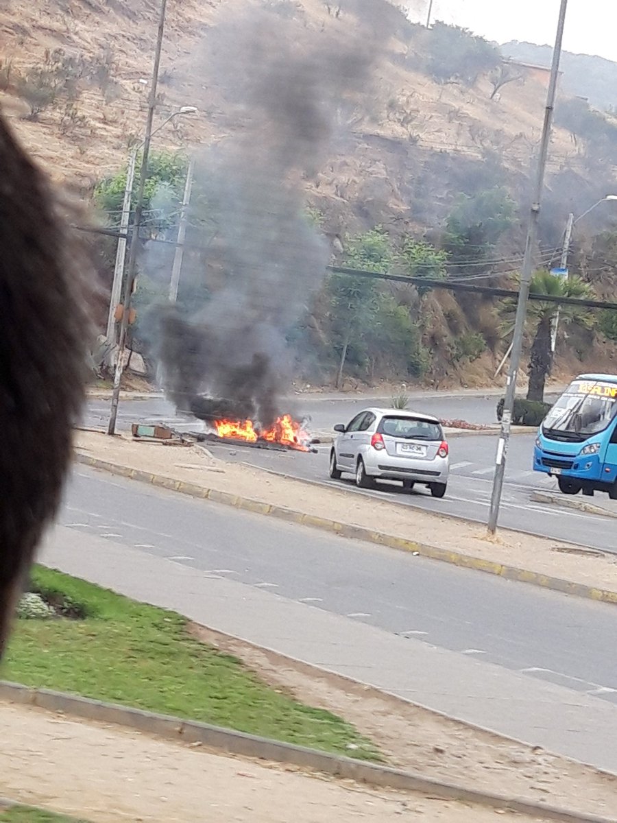 javiera_marina's tweet photo. Barricadas canal chacao dirección viña del mar @Alerta_V_Costa @AlertaNoticiasV @radiobiobio @sitiodelsuceso https://t.co/vYwRrO5oy2