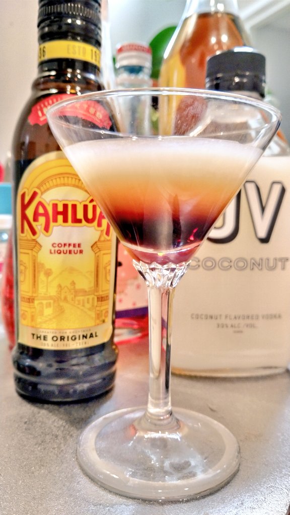 アオイ ニンジャ そしてこれは相互さんにいるカルーアリキュール ココナッツリキュールのカクテルです アルコール度数は カルーア度とココナッツ30度を薄めず混合したから多分25近くはある感じに 子供の飲み物かと油断したら地獄を見る感じですね