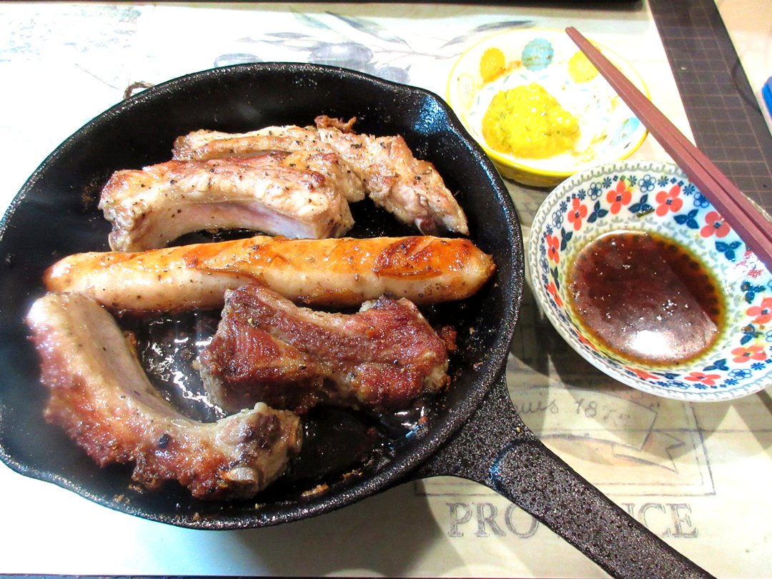 この前ステーキのついでにフランクフルト焼いたらめっちゃうましで。でもステーキの鉄板で焼くの面倒だし洗いが…ってこいつがありました。スキレット!西友で700円くらい。パリっと焼けるし冬でも熱さが持続して酒の共にもってこい('ε` )サイズもちょうどよか♡ 