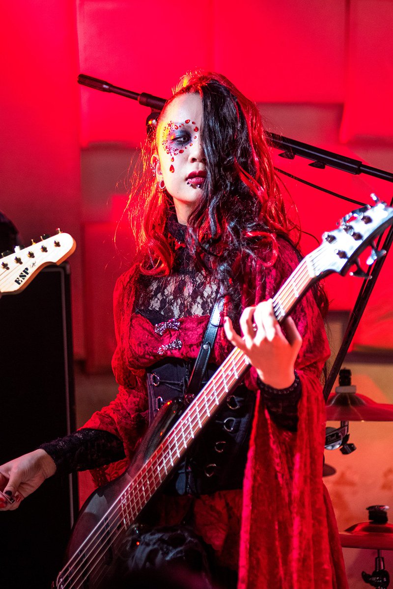 "Naoto’s slick and beautiful bassline on unreleased new track 'Acacia' is hypnotic."
exist†trace - #Halloween Night 2019 (Live Report)
j-generation.com/exist-trace-ha…

<a href="/existxtrace_19/">exist†trace</a>
#existtrace #jrock #girlsrock #visualkei #AliceInWonderland #RedQueen #bassplayer #femalebassplayer