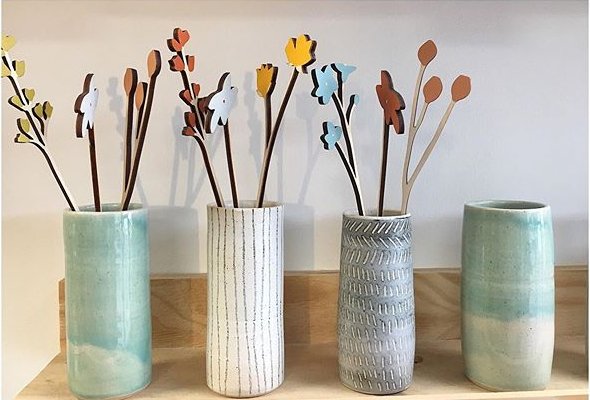 Gorgeous wooden flowers designed by Anna in Lewisham looking lovely in these beautiful bud vases handmade by Laura in Cornwall 

#shopsmall 
#FrancisRoadE10